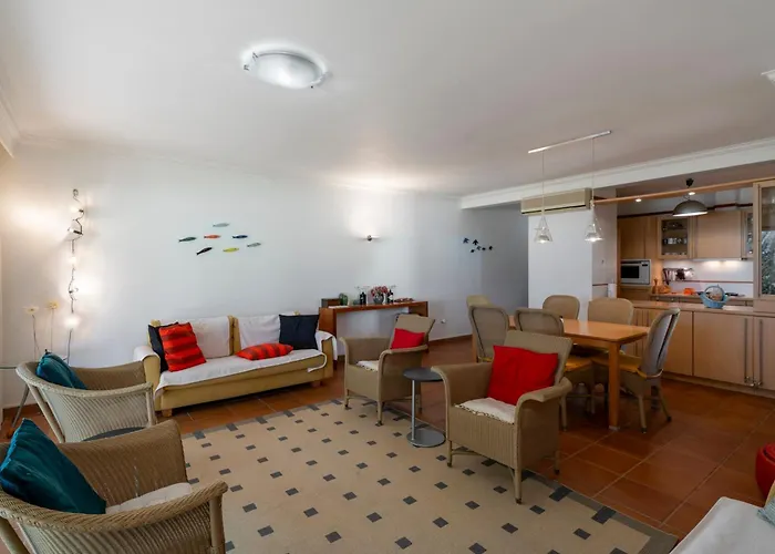 Дом отдыха Casa Do Ribeiro Salgado Ii By An Island Порту-Санту